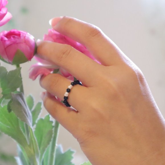 beaded ring in minimal black crystal stone beads and genuine seed pearls - Picture 6 of 11